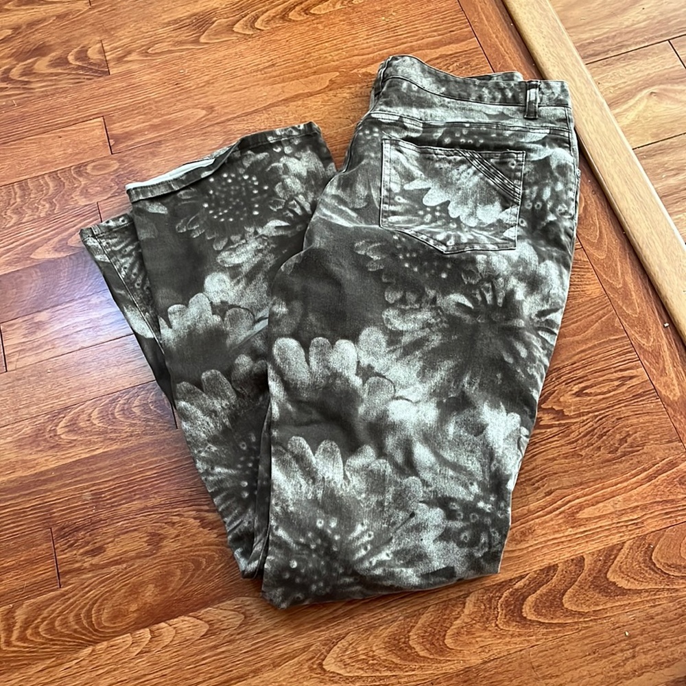 Flowered bleach jeans